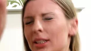 Sie laesst sich von Freunden des Vaters hart anal ficken