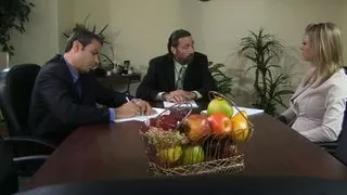 Angestellte voegelt die Frau vom Chef im Buero