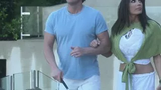 Frau voegelt heissen pfleger ihres mannes verbundene augen