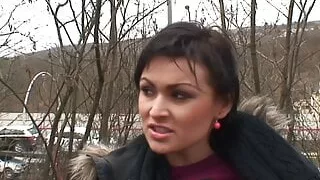 Jule wartet auf ihren stepDaddy am Rastplatz