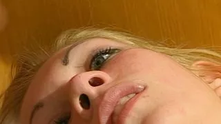 Sexsklave muss mich bumsen und spritzt mir ins Gesicht