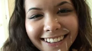 18 Jahre junges Teen in die Fresse gespritzt