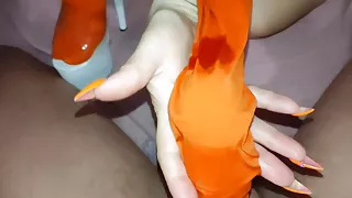 Eine saftige Stiefmutter in zerrissenen Strumpfhosen und High Heels gefickt