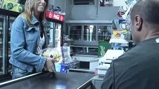 Sie wollte Orangensaft er rammt Ihr den Schwanz in den Hals