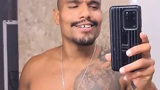 Mostrando a pika no espelho