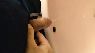 Dieser Schwanz liebt es, dass du sie beim Pissen siehst