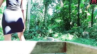 Indian Yong girl Fingering and Squirting Outdoors – very risky