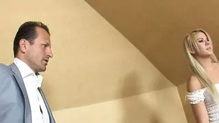 Skandal! Stiefvater bumst kleine stieftochter in den arsch!