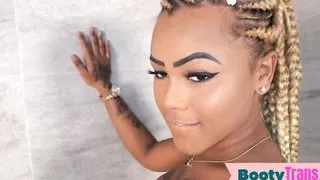 Großer Arsch Ebenholz Trans Babe Barebacking Freund in erotischen Paar