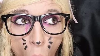 Niedliche Sissy macht ein paar ernsthafte Deep Throat Übungen