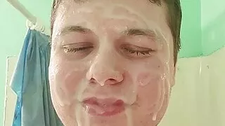 Sperma Schlampe wird mit falschem Sperma bedeckt