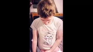 Femboy spielt mit sich selbst im Schlafanzug ihrer Schwestern