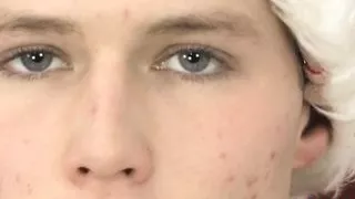 Bewundernswerter schwuler Twink Chris Davis spielt anal, während er sich einen runterholt