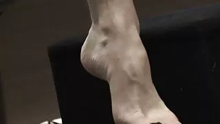 perfekte Male Feet schwarz lackierte Nägel hoher Bogen großes Loch