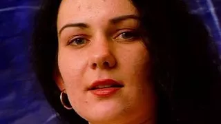 Schuechterne Brunette befriedigt sich in der Dusche