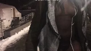 Winter Flash Spaß in einem durchsichtigen Kleid