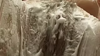 Uschi alleine im Badezimmer testet neues Spielzeug