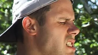 Outdoor hinterm Haus gefickt