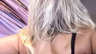 Kurvige lateinische Trans-Göttin in Dessous wichst ihren Schwanz