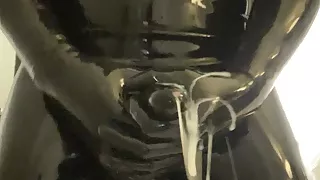 Vollständig in Latex eingeschlossen Masturbation und Cumshot