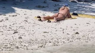 Voyeurs – Naked girl on beach touches pussy