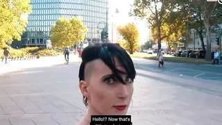 Skinny German Teen mit natürlichen Titten auf der Straße aufgegriffen