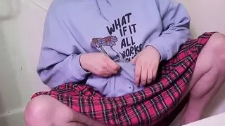 Molliges Trans Mädchen pinkelt in die Badewanne