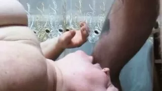 in den Mund gefickt und Sperma zwischen ihre Titten gespritzt