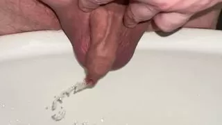 Kleine winzige Vorhaut Penis pissen in Zeitlupe