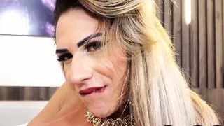 kurvige transsexuelle Dessous-Babe zeigt ihren Körper und masturbiert