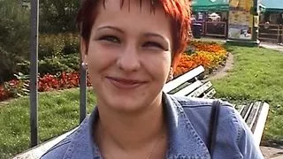 Rothaarige mit dicken Titten in Geldnot