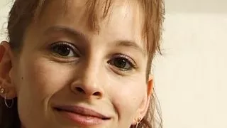 Junges Teen testet limietierten Deluxe Dildo