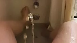 TransGal Pissing in the tub