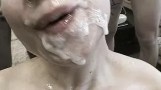 Brunette freut sich das so viel Sperma in Ihrem Mund ist