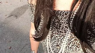 joana love transsexual geht und zeigt ihre tollen Beine im Freien