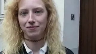 Junges Teen reitet wie eine Herrin