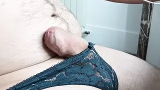 Wanking in girlfriend&rsquo;s panties