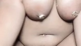 Einfach nur chillen und meine großen, natürlichen, vollen Titten zeigen