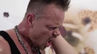 Vor der Abreise nochmal richtig geil im Hotel gefickt