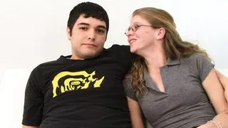 Normale Schlampe mit Brille will, dass ihr Mann zusieht, wie sie die BBC fickt