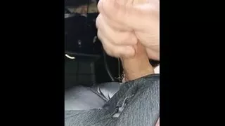 Morgan streichelt seinen Schwanz, kantet sich ab und spritzt auf sich selbst ab, mit mehreren Spermafotos