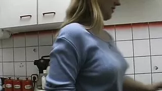 teen steckt sich kuechengeraete in die muschi