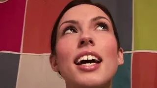 Geiles Babe stellt sich vor, mit einem großen fetten Schwanz zu spielen