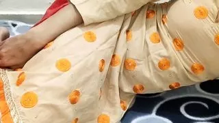 Desi indian koi nhi tha ghr pe desi sexy girl enjoy kr rahi hai padosi aaahiq ne jam kar chudai ki real hindi talk xxx