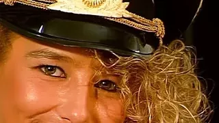 Blonde Solo Masturbation auf der Couch