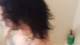 Twink mit großem Schwanz und langen Haaren