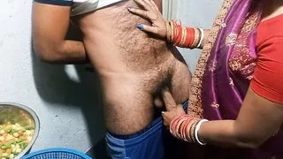 Chacha Ki Ladki Ne Kitchen Me Land Hilaya - Handjob in Kitchen