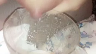 Milch fließt aus den Brüsten