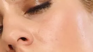 Ausgehungerte Milf besorgt es sich selbst