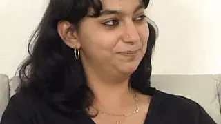 Junge Tuerkin bekommt riesen Dildo in die Muschi gesteckt